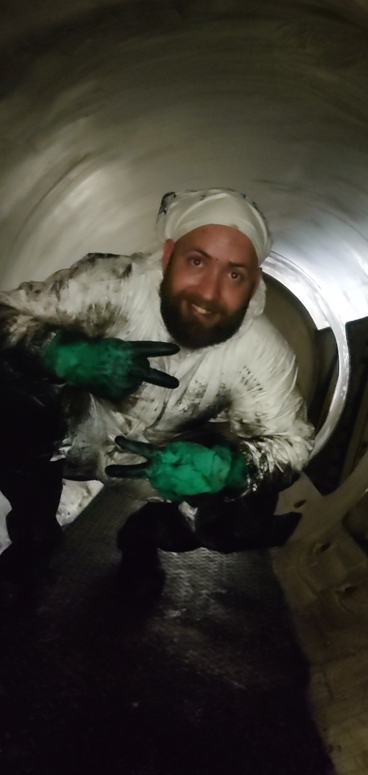 Engineer cleaning Main engine.jpg